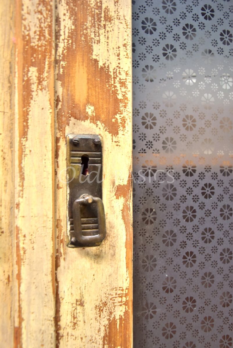 Detail van Buffetkast, geel, materiaal hout